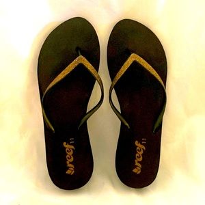 Size 11 wedge REEF flip flops with q glittery bronze upper.